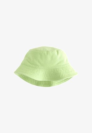 Cappello a secchiello in cotone verde chiaro con una larga visiera inclinata verso il basso e tessuto texturizzato. I dettagli delle cuciture sono visibili attorno alla corona.