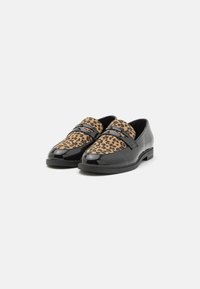 Mocassins noirs en vernis avec une tige en tissu imprimé léopard, présentant un design épuré et une semelle plate pour un confort optimal.