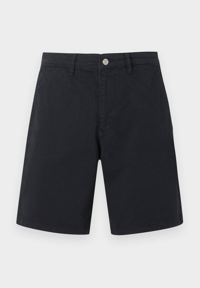 Μαύρα σορτς μήκους έως το γόνατο με θηλιές για ζώνη, εμπρόσθιο κουμπί και πλαϊνές τσέπες, παρουσιασμένα σε λευκό φόντο.