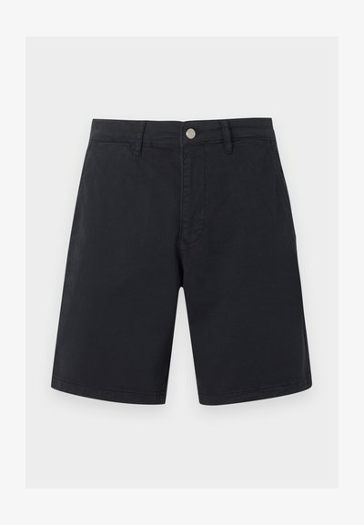 Μαύρα σορτς μήκους έως το γόνατο με θηλιές για ζώνη, εμπρόσθιο κουμπί και πλαϊνές τσέπες, παρουσιασμένα σε λευκό φόντο.