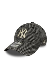 Casquette de baseball en pied-de-poule gris et noir avec un logo brodé crème. Elle dispose d'une sangle ajustable et d'un bouton rond sur le dessus.