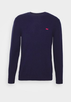 Suéter de punto navy con mangas largas y escote redondo. Presenta un pequeño logotipo rosa en el pecho. Textura suave y corte clásico.