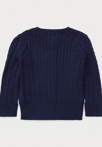 Granatowy sweter w warkocze, z długimi rękawami, prążkowanymi mankietami i pasem, rozłożony płasko, pokazujący tylną stronę.