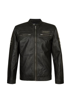 Schwarze Lederjacke mit Stehkragen, Frontreißverschluss, zwei Reißverschlusstaschen auf der Brust und einem Aufnäher am linken Ärmel. Strukturierte Oberfläche.