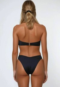 Bikini nero a due pezzi composto da un top bandeau senza spalline con una chiusura metallica e slip a vita alta, texture liscia e design minimalista.