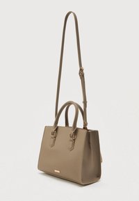 Struktūrizuota rankinė iš bežinio sintetinio pluošto. Turinti dvi rankenas ir reguliuojamą dirželį. Išklota su auksinės spalvos detalėmis ir tvirtu pagrindu.