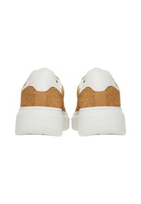 Sneaker marroni con texture, dettagli bianchi e suola ammortizzata. Presentano una parte superiore in pelle liscia e un retro con motivo.