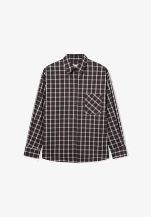 Camicia a maniche lunghe in plaid con un motivo a quadri marrone e bianco, colletto con bottoni e taschino sul lato sinistro con un design a quadri diagonali.