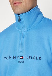 Tommy Hilfiger LOGO MOCK NECK - Melegítőfelső - blue spell