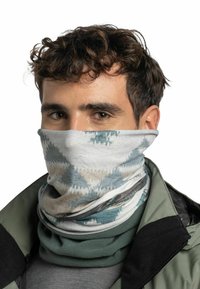 Gaiter multifuncional en tejido suave y transpirable con un patrón geométrico en tonos de azul, gris y beige, llevado alrededor del cuello.
