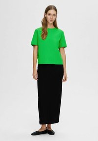 Selected Femme SLFESSENTIAL BOXY TEE - T-shirts basic - classic green