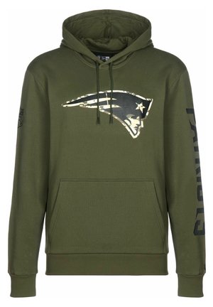 Felpa con cappuccio verde oliva con logo dei New England Patriots in motivo mimetico sul petto e scritta "PATRIOTS" sulla manica destra.