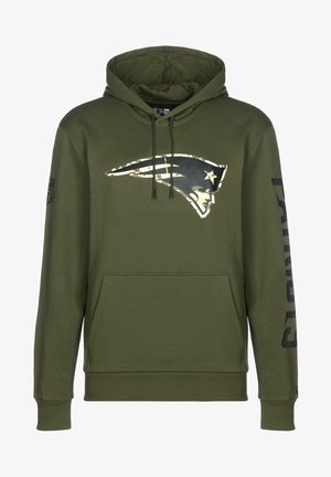 Olivgroene capuchonsweater met het logo van de New England Patriots in camouflagepatroon op de borst en de tekst "PATRIOTS" op de rechtermouw.