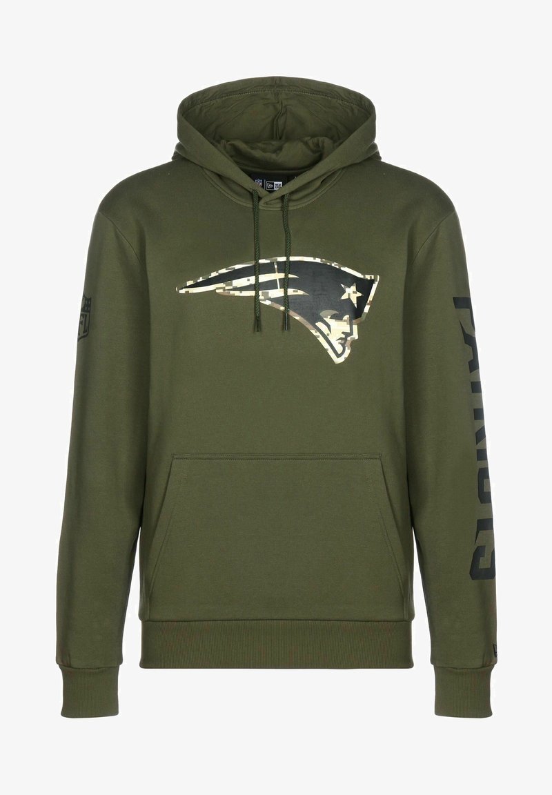 Sweat à capuche vert olive avec le logo des New England Patriots en motif camouflage sur la poitrine et le texte "PATRIOTS" sur la manche droite.