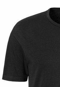 Schwarzes kurzärmeliges Baumwoll-T-Shirt mit rundem Ausschnitt, von der oberen Brust bis zur Mitte der Ärmel auf weißem Hintergrund gezeigt.