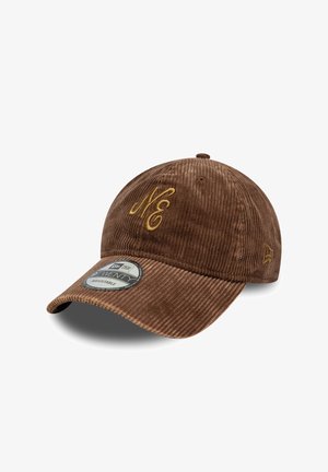 Braune Cord-Baseballkappe mit verstellbarem Riemen, bestickt mit "NE" in Gold und einem runden Logopatch vorne.