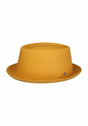 Senfgelber Fedora-Hut mit kurzem, gestepptem Rand und passendem Stoffband mit kleinem rundem Metallemblem.