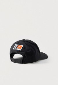 Μαύρο βαμβακερό καπέλο του μπέιζμπολ με ρυθμιζόμενο λουράκι, με κεντημένη λευκή και πορτοκαλί ετικέτα "Just Do It" στο πίσω μέρος.