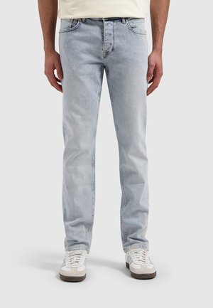 Lichtblauwe denim jeans met een rechte pasvorm, vijf-pocket ontwerp en subtiele vervaagde details. Gepaard met witte sneakers.