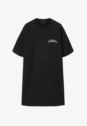 Czarny oversize'owy t-shirt z krótkim rękawem i białym logo "AllSaints London" na lewej piersi.