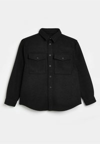 Svart flanellskjorta med krage, två bröstfickor med flik och knappstängning fram. Tillverkad av textil med lång ärm.