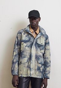 J.LINDEBERG HAYES TIE DYE HIKING - Rövid kabát - aloe