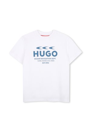 T-shirt blanc à manches courtes avec texte bleu "HUGO", logo vague au-dessus et texte plus petit indiquant "Ocean Navigation Dept. Global Waters/Local Minds EST. 1993."