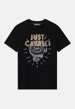 Czarny t-shirt z krótkim rękawem z złotym napisem "JUST CAVALLI" oraz białą grafiką oka otoczonego abstrakcyjnymi kształtami i symbolami.