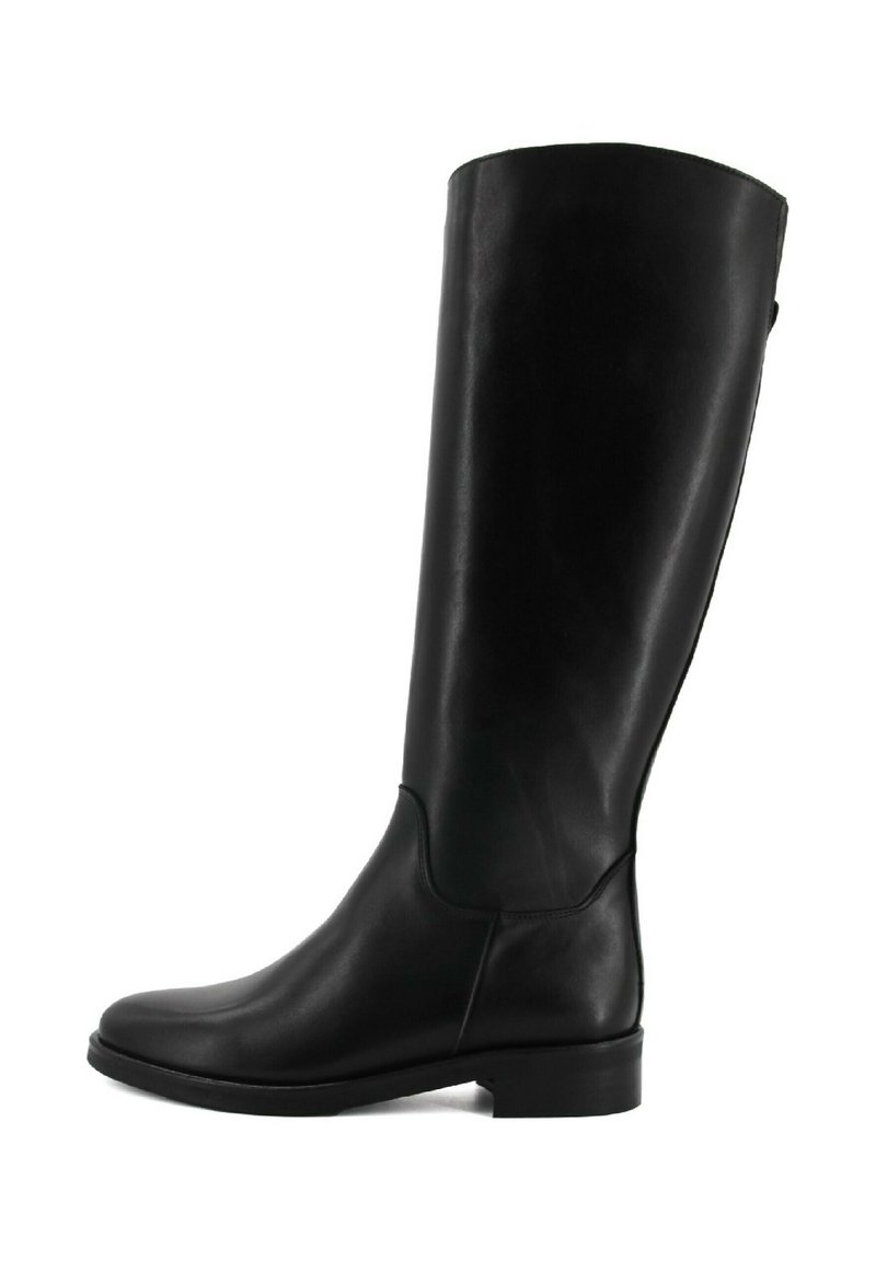 Stivale nero in pelle, alto fino al ginocchio, con texture liscia, punta arrotondata, tacco basso a blocco e dettagli di cucitura discreti lungo i lati.