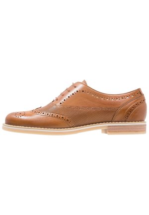 Brunt herresko i læder med wingtip-design, perforerede detaljer, teksturerede sidepaneler og lys sål.