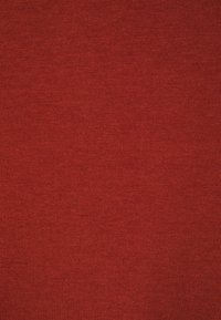 Pull en tricot d'une couleur rouge profond uniforme. Le tissu a une texture douce avec un motif côtelé délicat. Pas de coutures ni de décorations visibles.