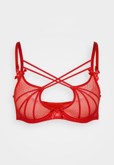 Crveni čipkasti grudnjak s geometrijskim dizajnom, s prozirnim košaricama, remenima koji se križaju na leđima i satenskim mašnicama na remenima za dodatni detalj.