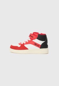 Des baskets montantes en suède rouge, avec des panneaux synthétiques blancs et des accents noirs. Lacs avec une sangle Velcro, semelle en caoutchouc texturé pour une meilleure adhérence.