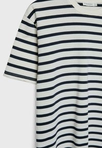 T-shirt med korte ærmer i blødt bomuld, med vandrette navy blå og hvide striber, klassisk rund halsudskæring og detaljeret syning.