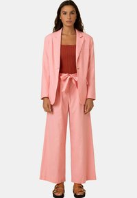 Rosa Leinenanzug-Set mit einem taillierten Blazer mit einem Knopf, weitem Hosenbein mit Bindegürtel und einem strukturierten, rostfarbenen Oberteil.
