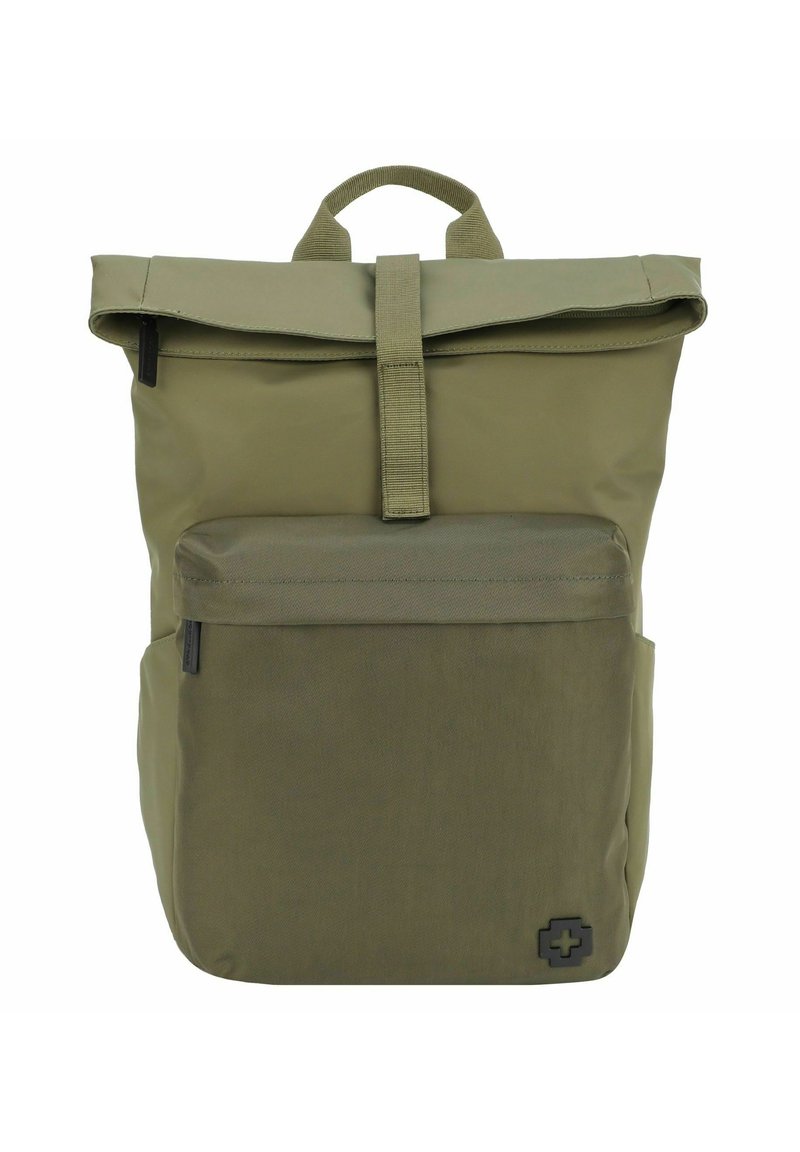 Zaino verde oliva con design a roll-top, chiusura a cerniera, tasca frontale e tessuto testurizzato. Presenta un logo nell'angolo inferiore.