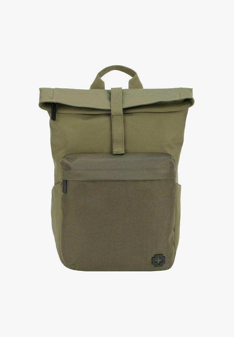 Olive zelena nahrbtnik z zasnovo z zavihkom, zadrgo, sprednjo žep in teksturirano tkanino. Ima logotip v spodnjem kotu.