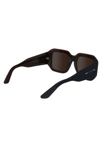 Ochelari de soare unghiulari cu lentile de culoare maroniu închis, rame din plastic cu un model roșu și negru, și brațe de culoare albastru marin cu un accent metalic.