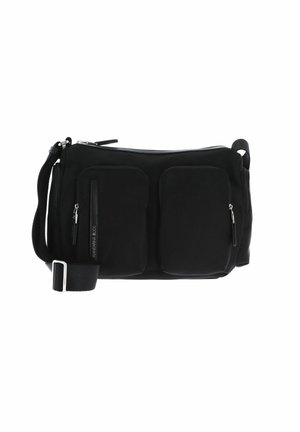 Borsa a tracolla nera realizzata in tessuto testurizzato, presenta due tasche anteriori con zip, una chiusura superiore con zip e una tracolla regolabile con fibbia metallica.