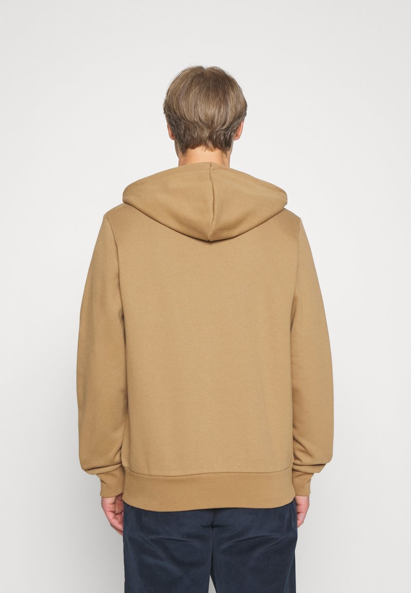Sweatshirt à capuche en marron clair, fabriqué en mélange de coton doux. Présente des poignets et un ourlet côtelés, avec une silhouette à coupe décontractée.