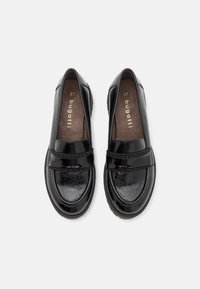 Mocassins en cuir verni noir avec une finition texturée, dotés d'une semelle plate, d'une sangle élastique et d'un intérieur rembourré. Taille 37 indiquée à l'intérieur.