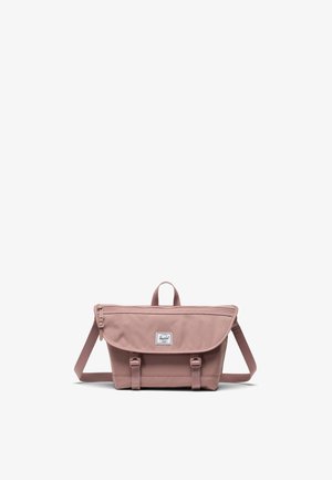 Bolsa bandolera Herschel rosa polvorienta con solapa frontal, bolsillo con cremallera, dos correas con hebilla, correa de hombro ajustable y asa superior para llevar.