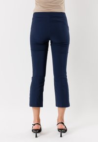 Pantaloni cropped blu navy realizzati in tessuto aderente, con vita alta e design a gamba dritta, caratterizzati da una superficie liscia e senza motivi visibili.