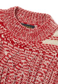 Maglione lavorato a maglia con collo alto caratterizzato da un motivo a trecce rosso e bianco, tessuto strutturato e colori a contrasto sul colletto e sulle spalle.