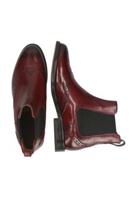 Bottines Chelsea en cuir bordeaux avec des détails de brogue, panneaux latéraux élastiques et un bout arrondi. Texture lisse avec un talon bas.