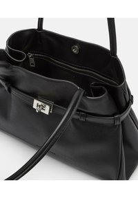 Czarna skórzana torebka o sztywnym kształcie, z zamkiem w kolorze srebrnym, kieszenią na zamek błyskawiczny i gładką fakturą. Wewnętrzna komora o lekkim połysku.