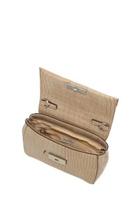 Borsa in pelle beige con effetto coccodrillo, dotata di chiusura metallica, interno foderato e tasca con zip. La borsa presenta bordi arrotondati e una forma strutturata.
