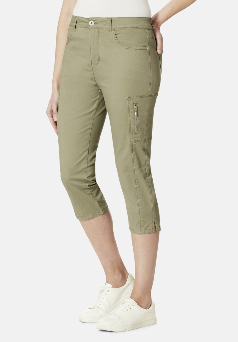 Olivgrüne, cropped Hose mit einem Reißverschluss-Seitentasche, schmaler Passform und Seitenschlitzen am Saum. Hergestellt aus einem Baumwollmischgewebe.