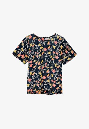 Blouse à manches courtes à motifs floraux sur un fond bleu marine, avec des fleurs roses et jaunes et des feuilles vertes, réalisée en tissu léger et texturé.