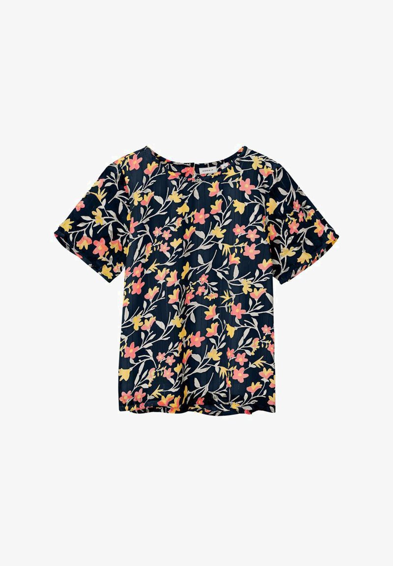 Blouse à manches courtes à motifs floraux sur un fond bleu marine, avec des fleurs roses et jaunes et des feuilles vertes, réalisée en tissu léger et texturé.